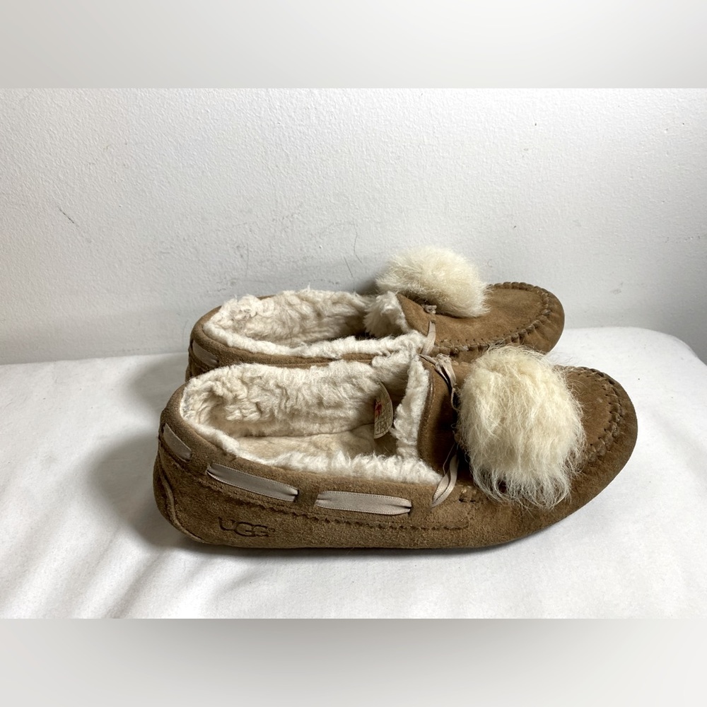 UGG Dakota Pom‎ Pom Slippers Women’s  7